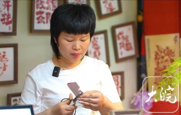 九融配资 剪韵百态！合肥剪纸匠人用巧手叩响年轻人的心扉