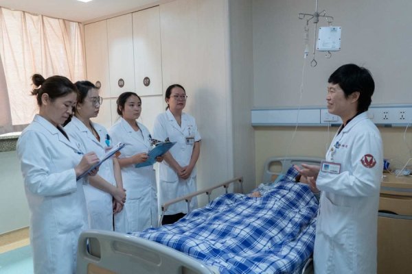 优配股 “唠叨”医生周坚红荣获“最美医生”！十年千场讲座将健康种子撒向山海间